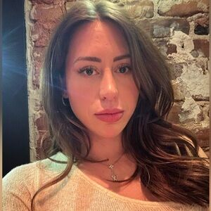 Meet your Posher, Hilary